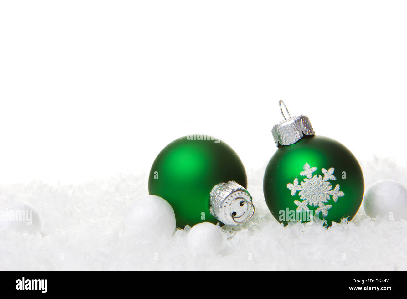 Weihnachten, Dekoration mit Weihnachten Christbaumkugel grün auf Schnee Stockfoto