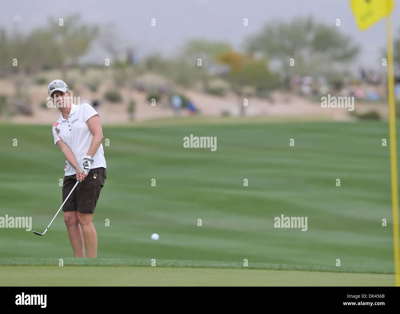 20. März 2011 - Desert Ridge, Arizona, Vereinigte Staaten von Amerika - Karrie Webb chips auf das 18. Grün von der Finalrunde des Gründers Cup (Credit-Bild: © Bruce Yeung/Southcreek Global/ZUMAPRESS.com) Stockfoto