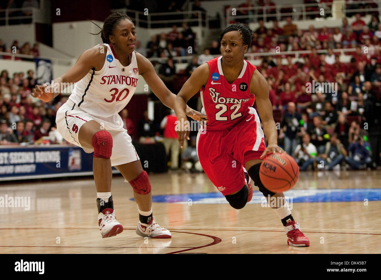 21. März 2011 - Stanford, Kalifornien, USA - St. Johns Red Storm Guard Eugeneia McPherson (22) fährt gegen Stanford Cardinal vorwärts Nnemkadi Ogwumike (30). Stanford Cardinal besiegt St. Johns Red Storm 75-49 in der zweiten Runde des NCAA Frauen Basketball-Turnier um Maples Pavillon. (Kredit-Bild: © Kelly L Cox/Southcreek Global/ZUMAPRESS.com) Stockfoto