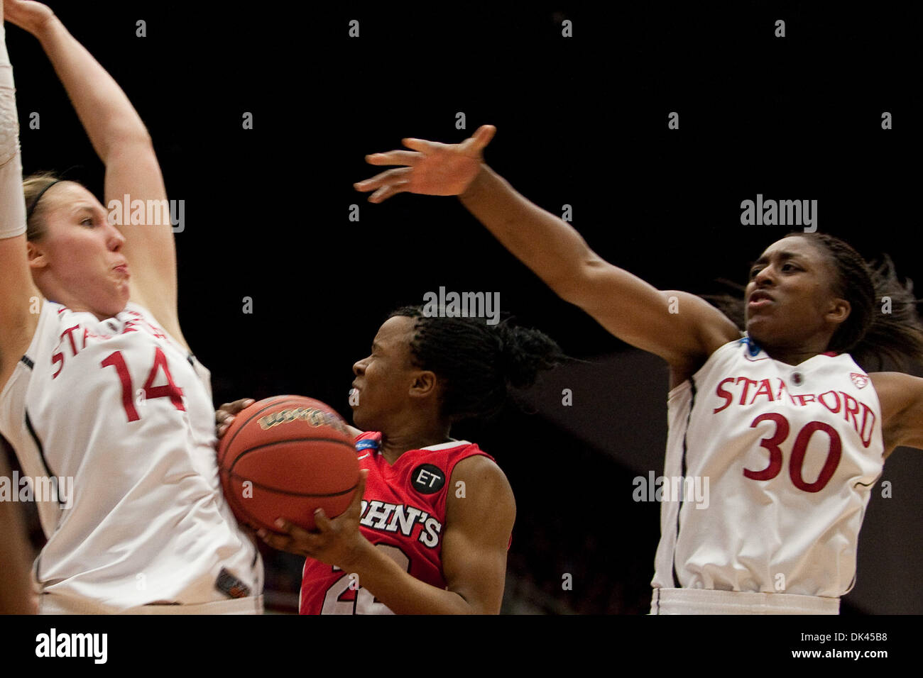 21. März 2011 - schießt Stanford, Kalifornien, USA - St. Johns Red Storm Guard Eugeneia McPherson (22) den Ball zwischen Stanford Cardinal vorwärts Kayla Pedersen (14) und Stanford Cardinal vorwärts Nnemkadi Ogwumike (30). Stanford Cardinal besiegt St. Johns Red Storm 75-49 in der zweiten Runde des NCAA Frauen Basketball-Turnier um Maples Pavillon. (Kredit-Bild: © Kelly L Stockfoto