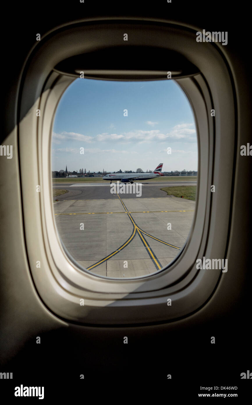 Blick auf ein Flugzeug durch ein Flugzeugfenster Stockfoto
