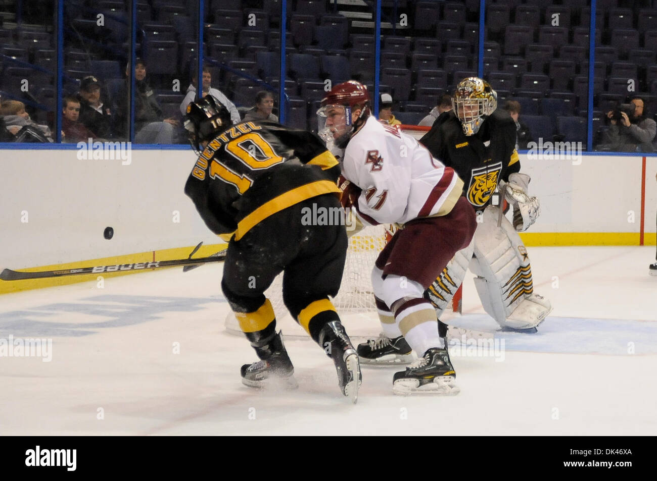 25. März 2011 - Saint Louis, Missouri, USA - während der 2011 West Regional-Playoffs im Scottrade Center in St. Louis, Missouri.  Colorado Verteidiger Gabe Guentzel (10) versucht, etwas Druck zu entlasten, da er hinter seinem Tor den Puck um die Bretter wickelt, während immer Druck von Boston entfernt Pat Mullane (11).  Colorado College kontrolliert das Spiel, wie sie Boston College besiegt Stockfoto