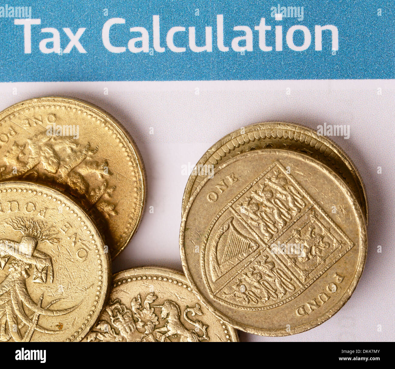 Ein Haufen britische Pfund-Münzen zeigen die Waliser Lauch und das Wappen des Vereinigten Königreichs auf eine britische Steuerformular Büro. Stockfoto
