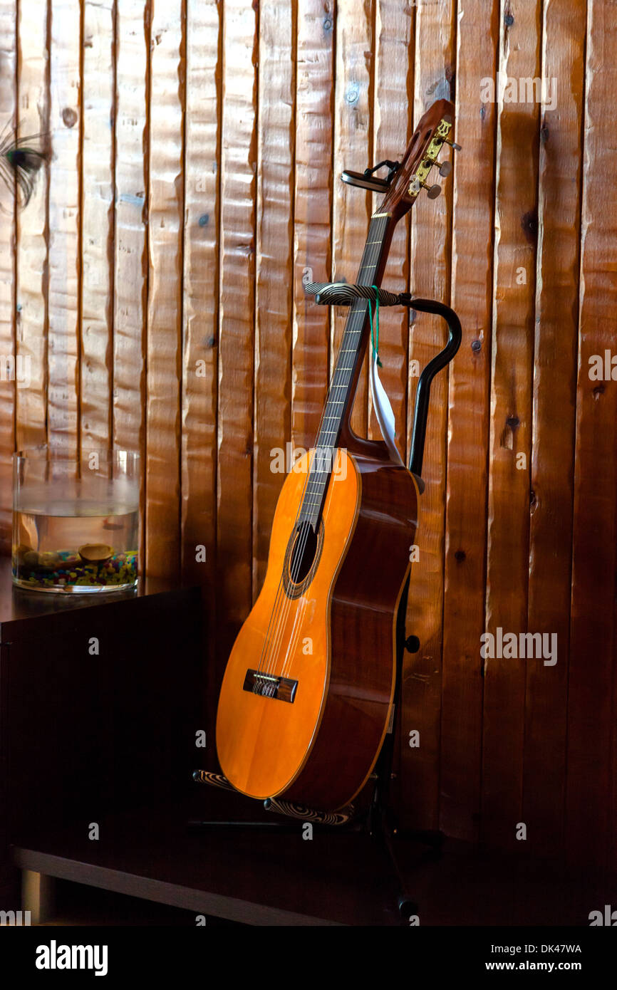 Spanische Konzertgitarre in der Nähe von einer hölzernen Wand Stockfoto
