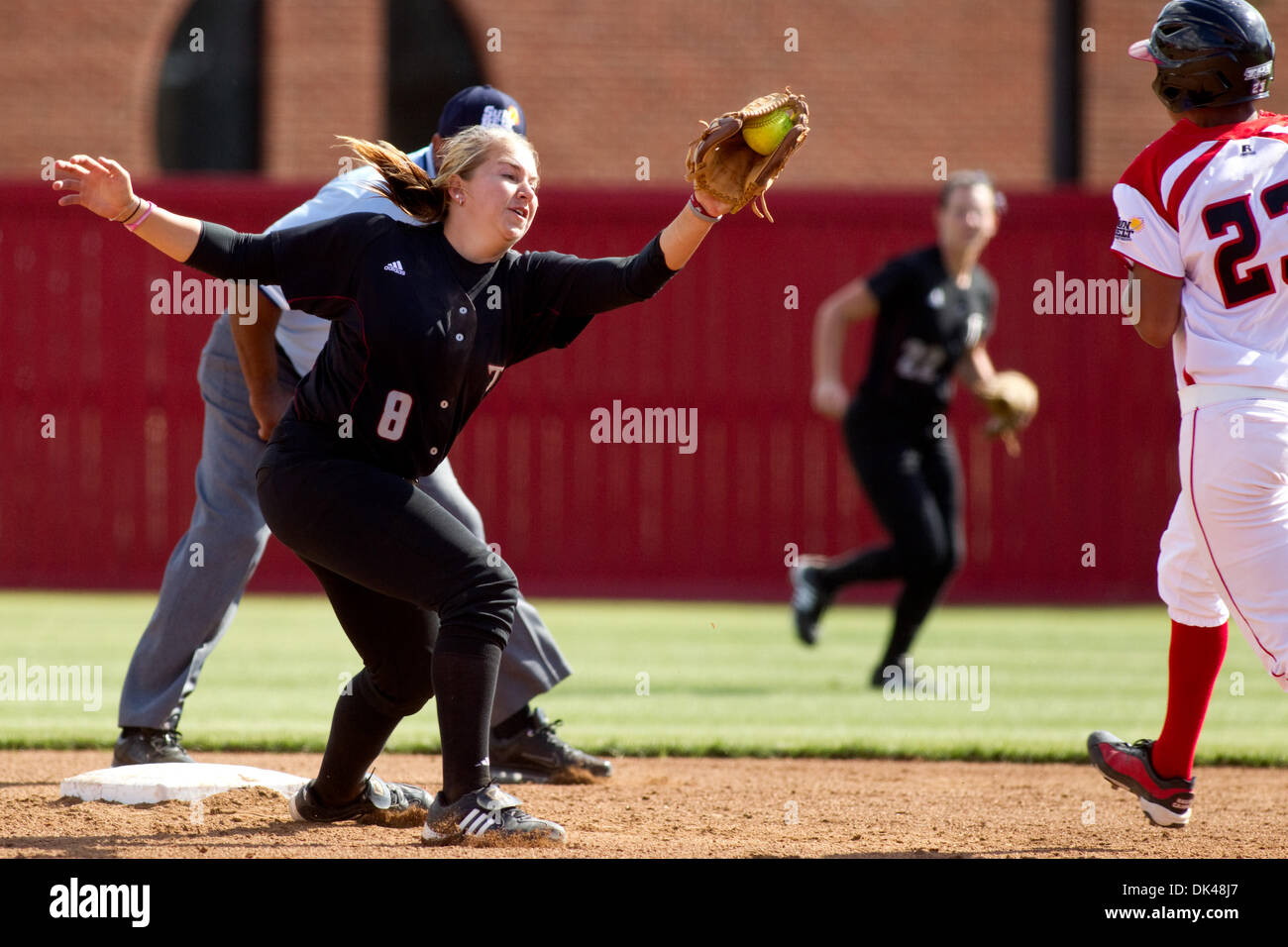 26. März 2011 - Lafayette, Louisiana, USA - 26. März 2011; Troy in Louisiana-Lafayette; Troy Infielder Nikki Hollett (8) Stichwörter aus Louisiana-Lafayette-Outfielder Brianna Cherry (23), als sie versucht, zweiten Base zu stehlen; Ragin Cajuns gewann das Spiel mit 8: 0 (Kredit-Bild: © John Korduner/Southcreek Global/ZUMAPRESS.com) Stockfoto