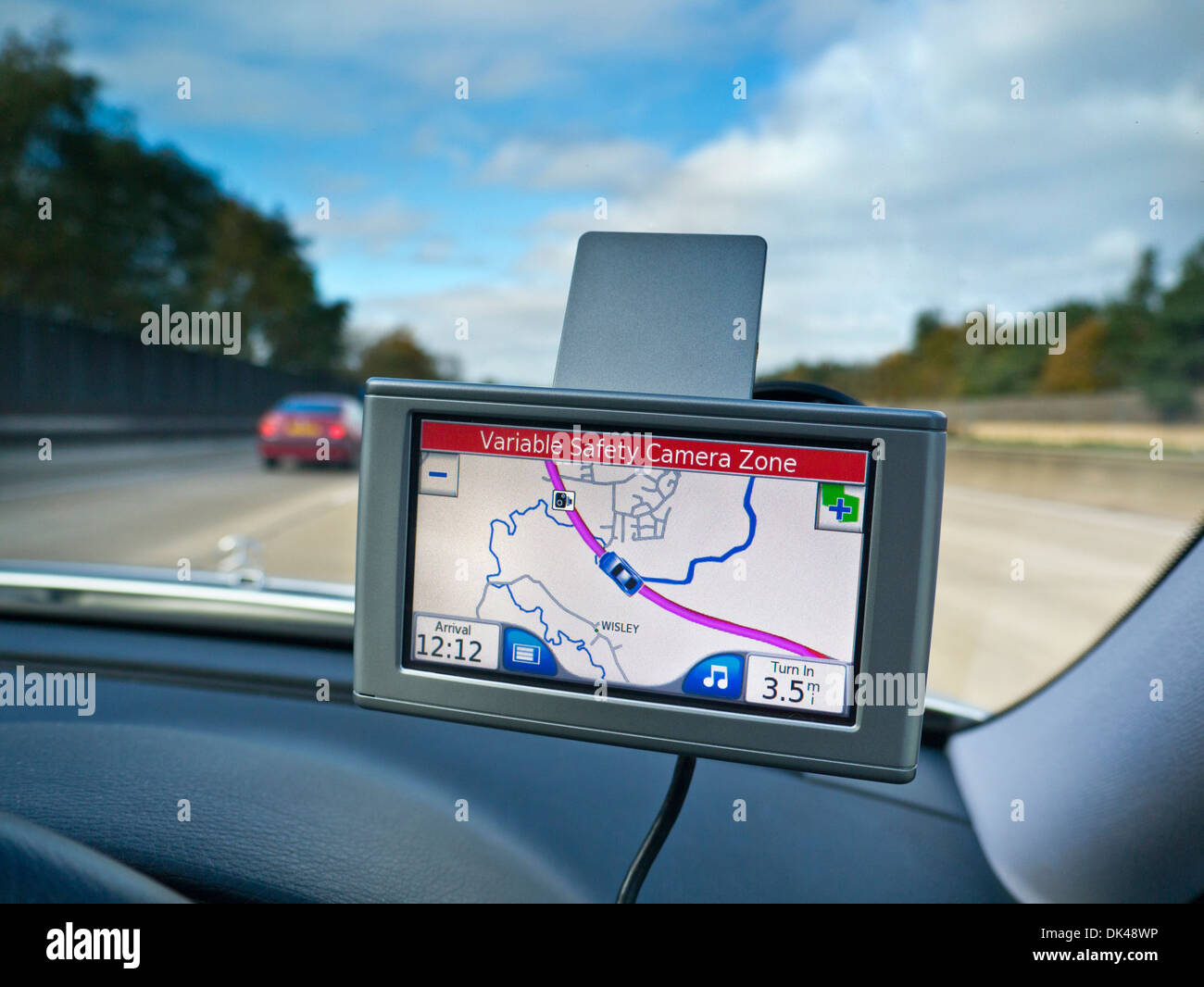 Auto-Satellitennavigation auf M25 Autobahnring mit "Variable Kamera Sicherheitszone" Alarmstufe Rot angezeigt Surrey UK Stockfoto