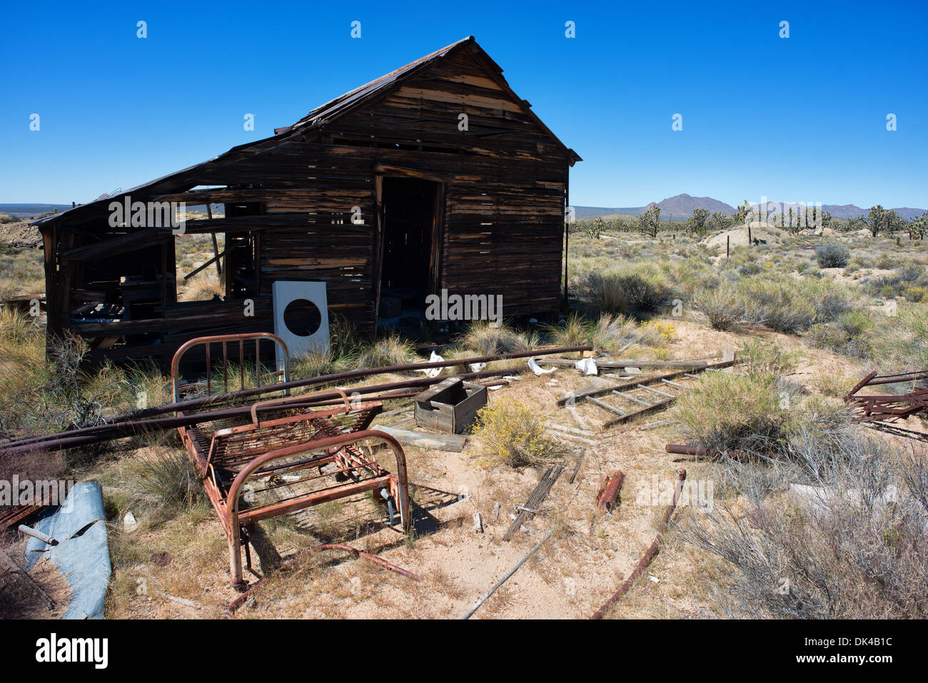 Sehr altes verlassenes Haus in der Wüste Stockfoto