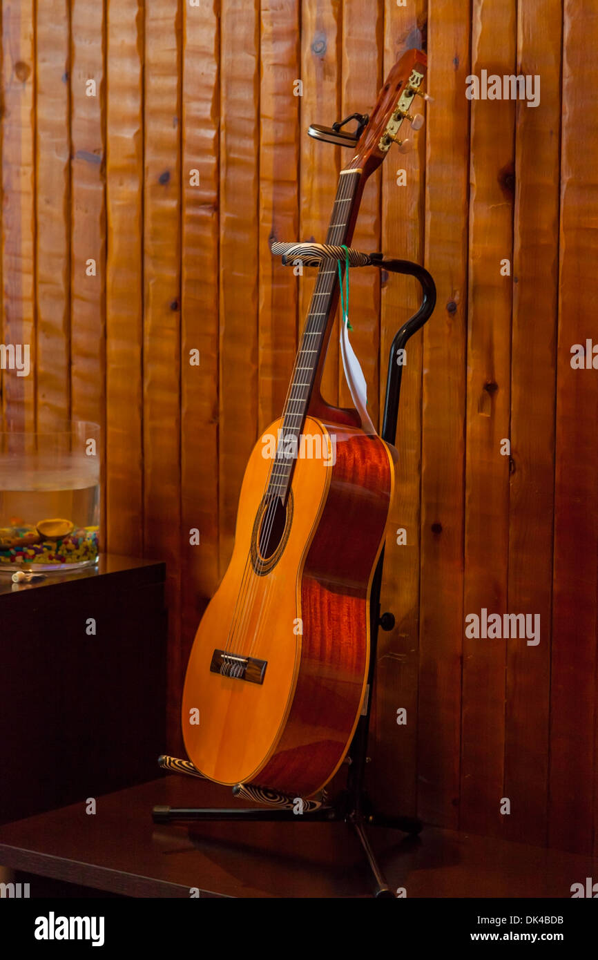 Spanische Konzertgitarre in der Nähe von einer hölzernen Wand Stockfoto