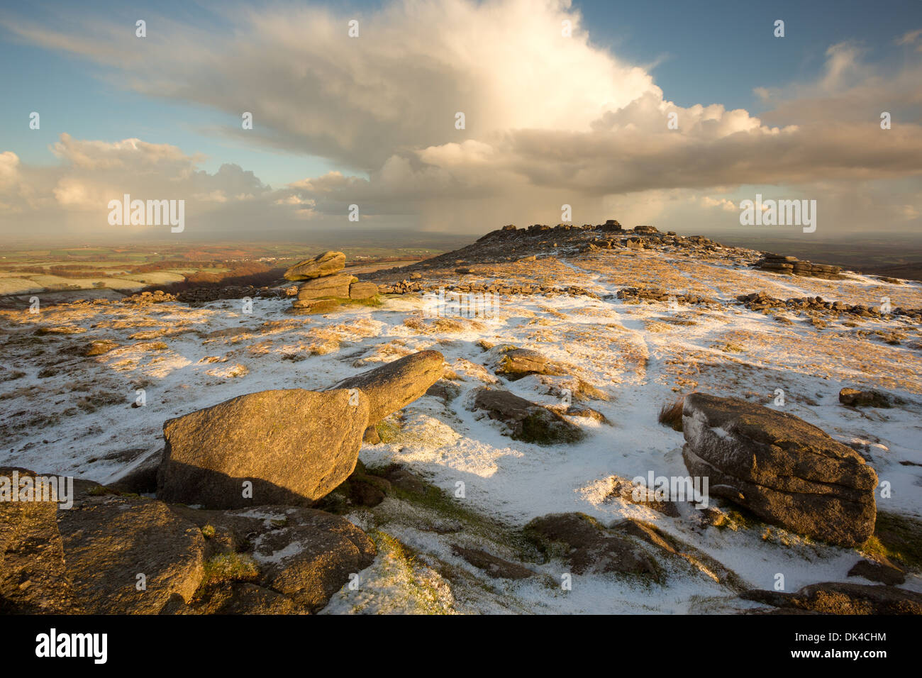 Schneewolken über Belstone Tor Dartmoor Nationalpark Devon Uk Stockfoto