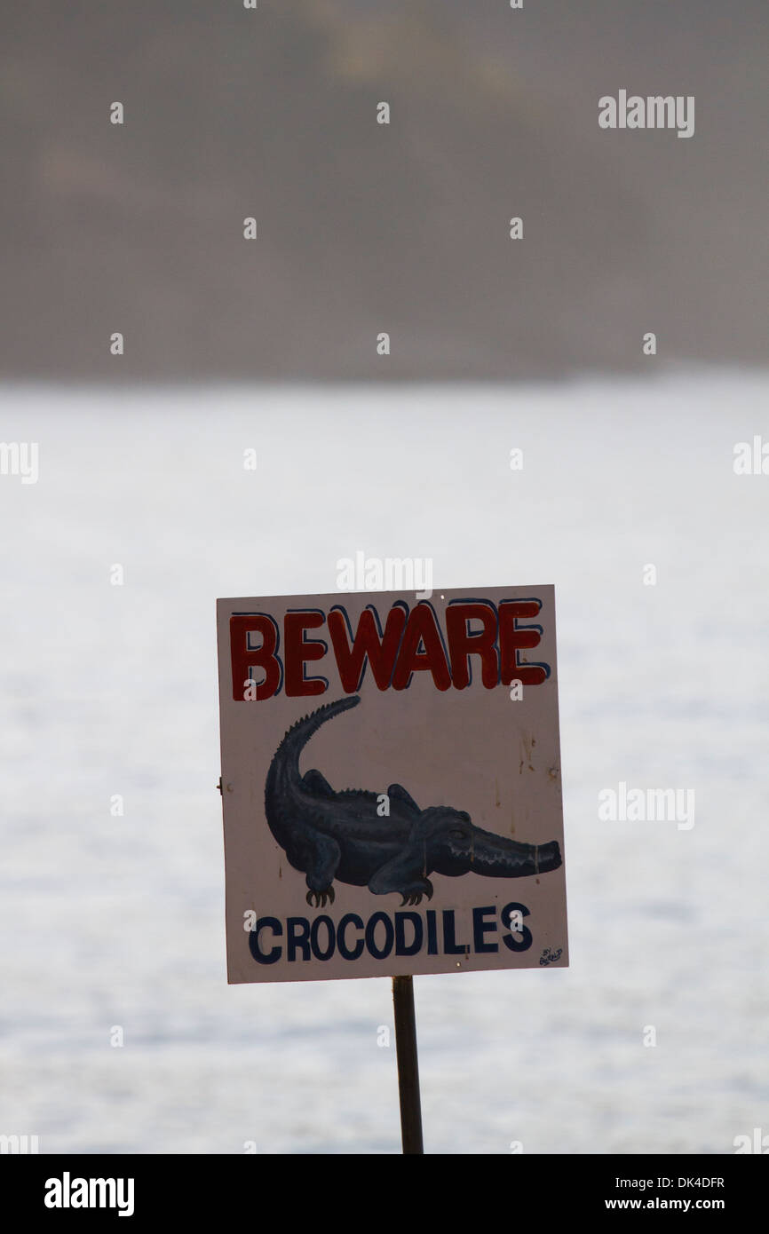 Ein Schild am Lake Kariba, Sambia warnt Besucher über die Gefahren der Krokodile Stockfoto