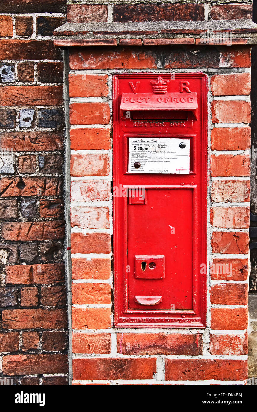 Viktorianischer Briefkasten in einer Mauer, Marlow, zeigen die VR-Chiffre für die Herrschaft von Königin Victoria Stockfoto