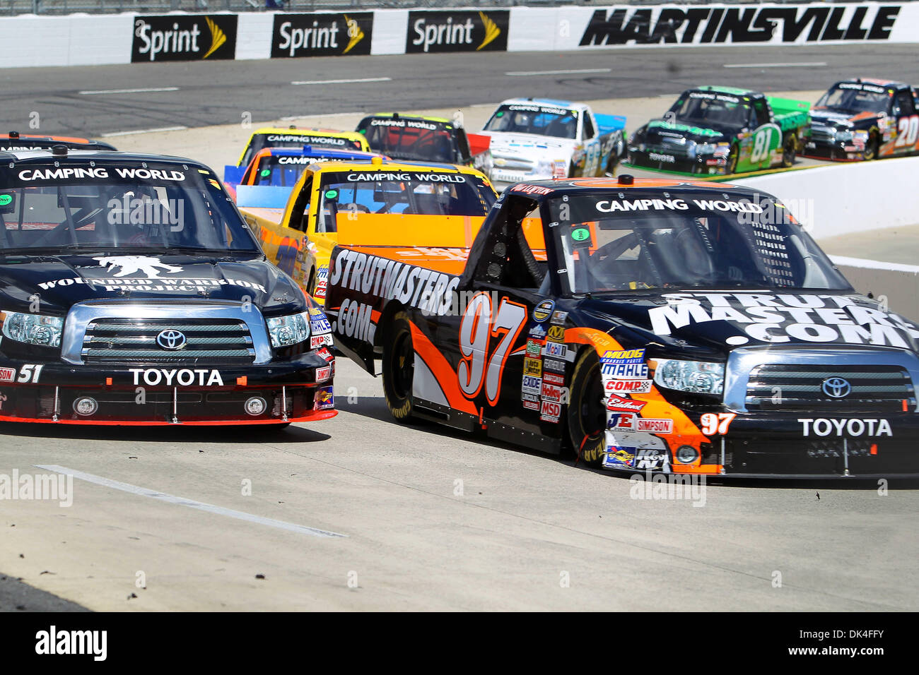 2. April 2011 - Martinsville, Virginia, USA - bei der Nascar Camping World Truck Serie Kroger 250, Camping World Truck Series Treiber Matt Lofton (197) zusammen mit dem Feld nach einem Neustart... Johnny Sauter gewann die Veranstaltung mit zwei Runden vor Schluss nach stoßen Kyle Busch um den Sieg. (Kredit-Bild: © Jim Dedmon/Southcreek Global/ZUMAPRESS.com) Stockfoto