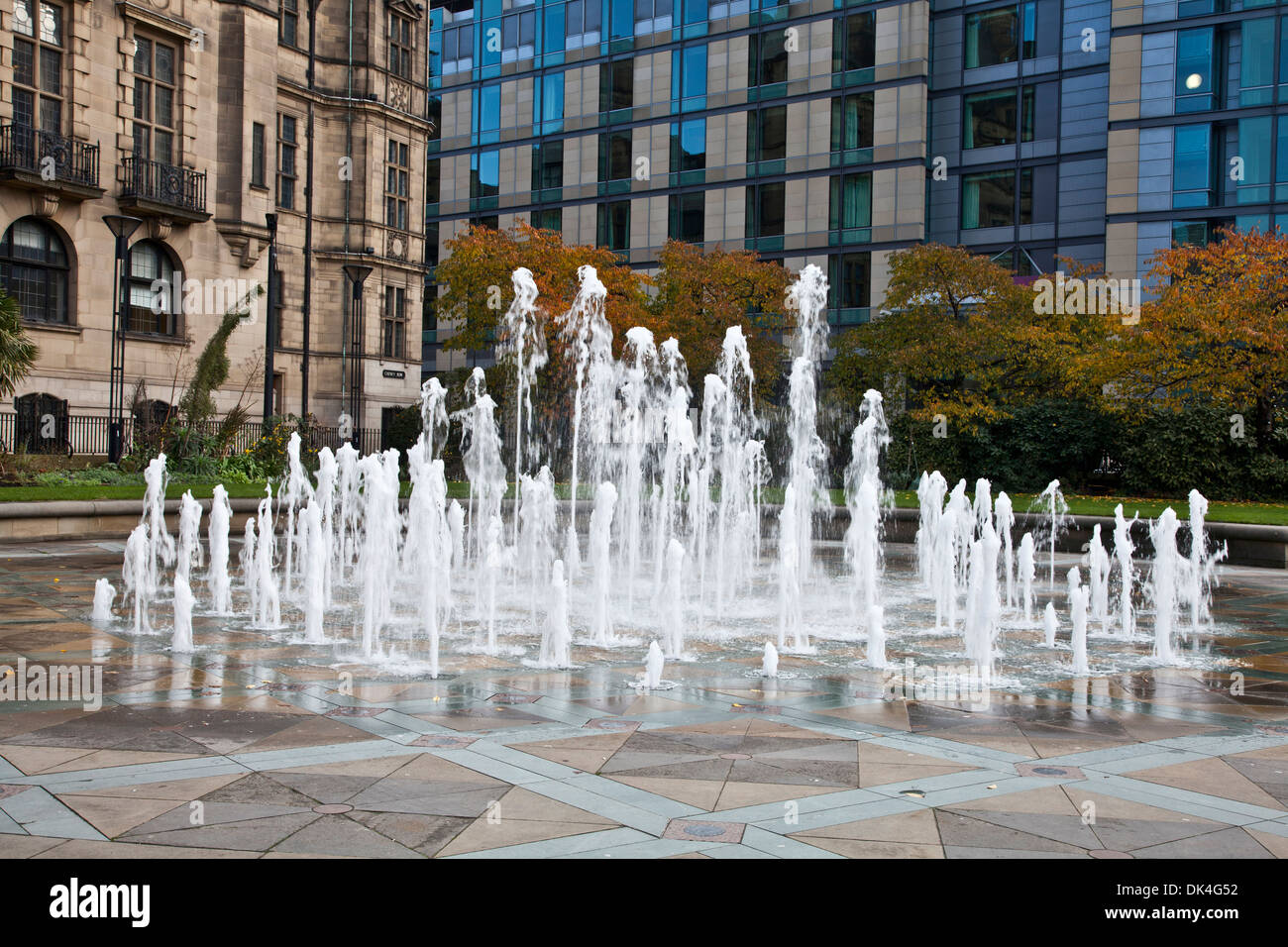 WASSERSPEIER IM GARTEN FÜR DEN FRIEDEN SHEFFIELD ENGLAND Stockfoto