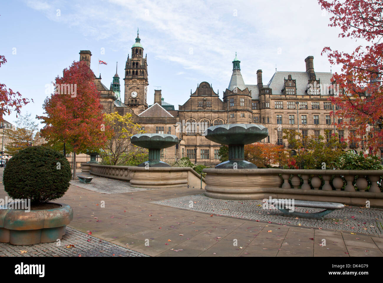 STÄDTEBAU UND LANDSCHAFTSGESTALTUNG AN DER PEACE GARDENS UND RATHAUS SHEFFIELD ENGLAND Stockfoto