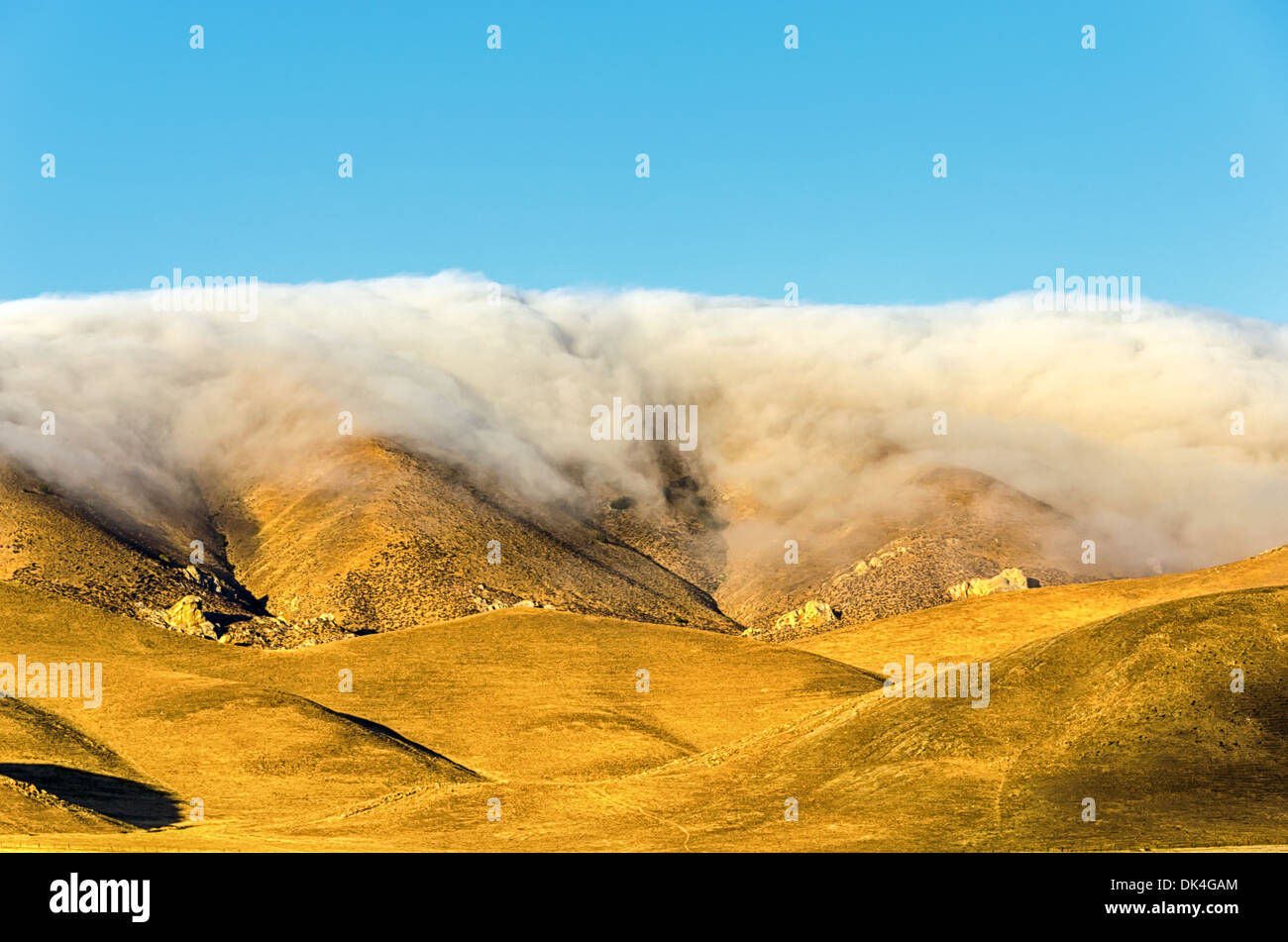 Niedrige Wolken über den Gipfeln der Berge entlang der California State Route 46. Zentral-Kalifornien, USA. Stockfoto