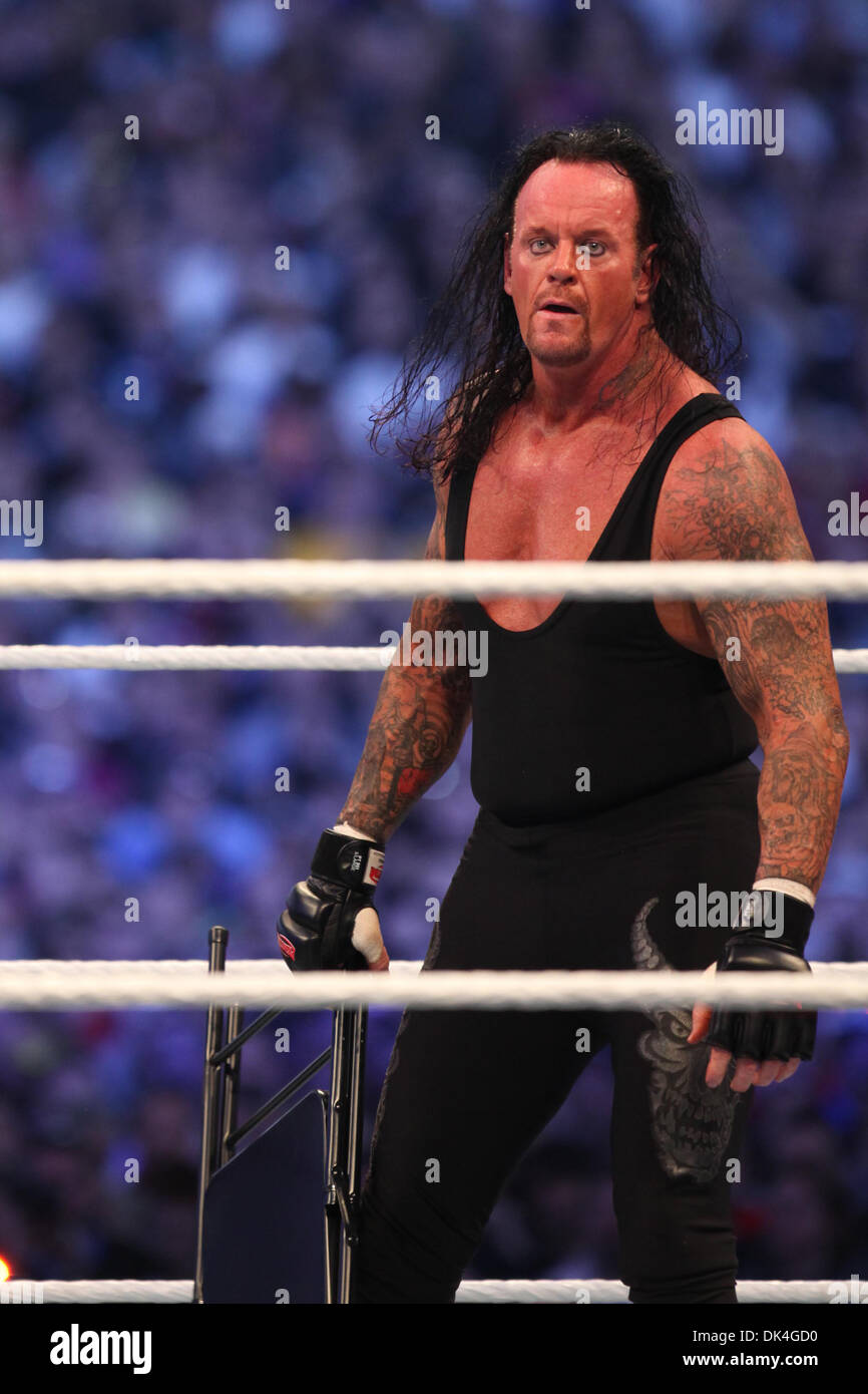 3 April 2011 Atlanta Georgia Usa Der Bestatter Nimmt Dabei Einen Stuhl 71 000 Fans Ihn Gegen Triple H Anfeuern Credit Bild C Matt Roberts Zumapress Com Stockfotografie Alamy