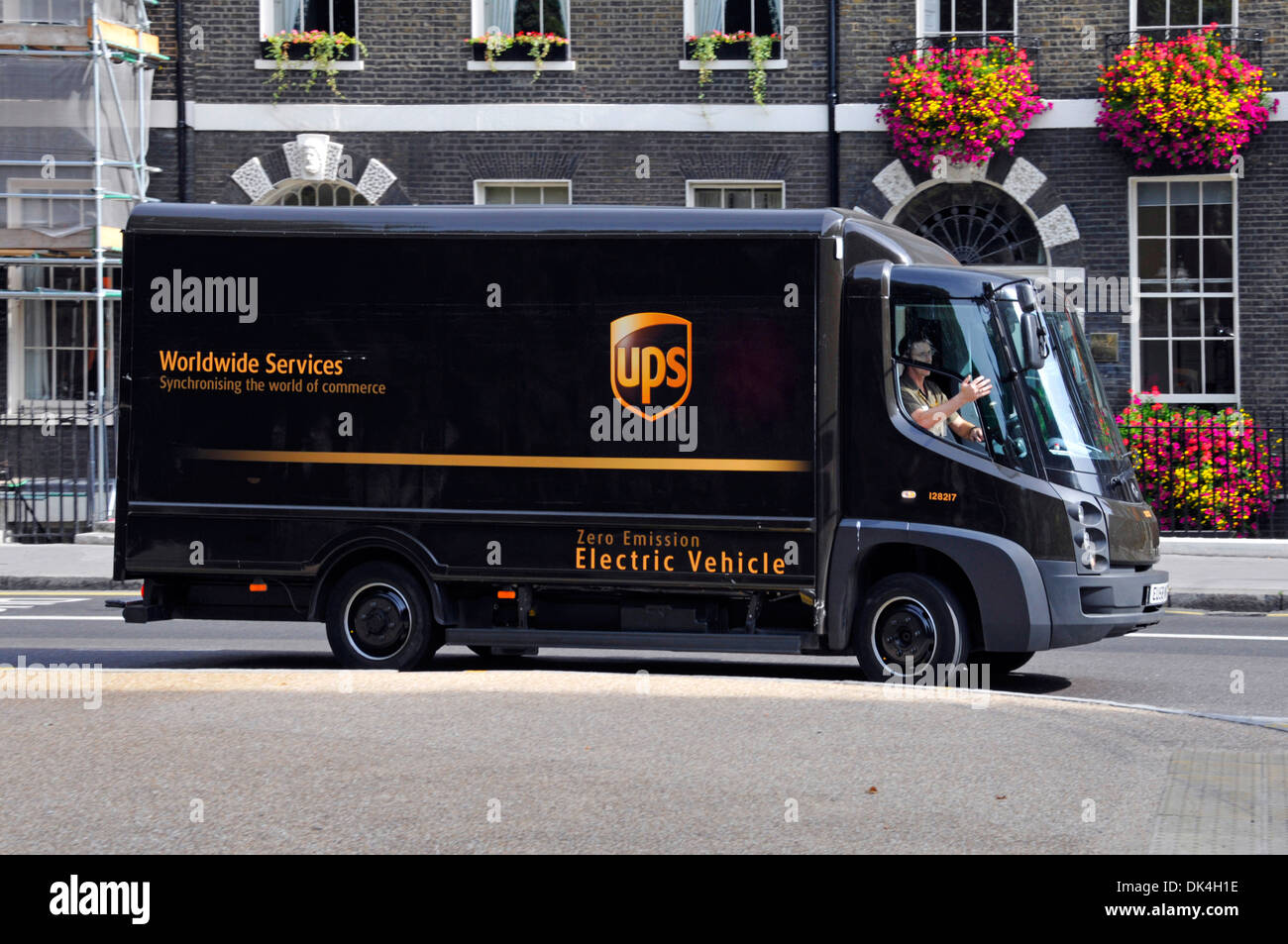 United Parcel Service van UPS Null Emission elektrischer Lieferwagen & Fahrer in London UK Olympia Logo entfernt Sponsor - siehe original Alamy BT2P18 Stockfoto