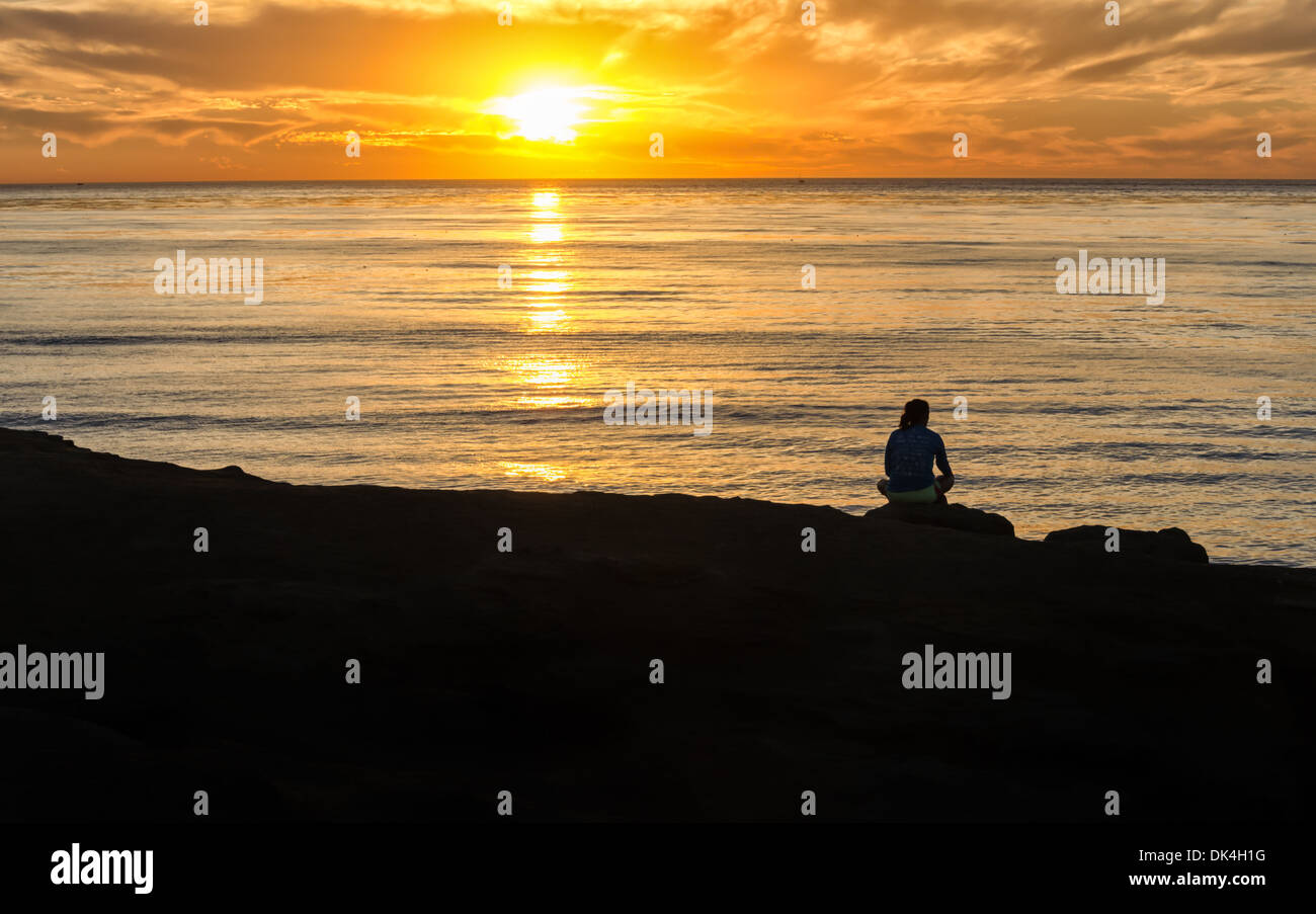 Eine Person den Sonnenuntergang am Sunset Cliffs Natural Park. San Diego, Kalifornien, USA. Stockfoto