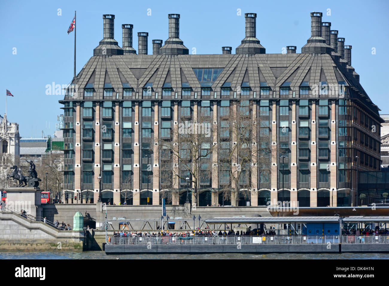 Modernes Portulliushaus Palast von Westminster Parlamentsgebäude für britische Parlamentsmitglieder neben der Themse & Westminster Pier London Großbritannien Stockfoto