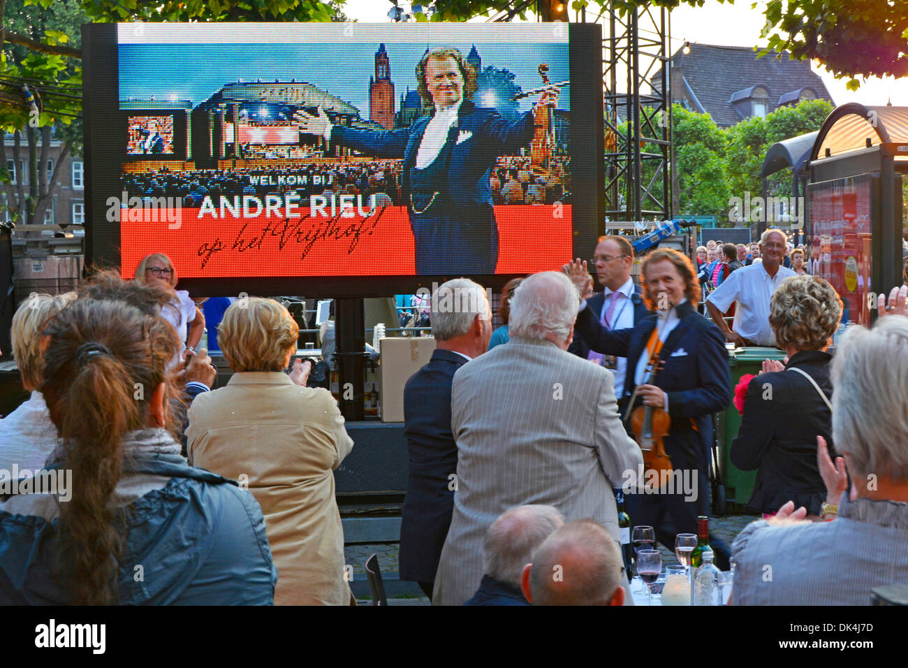 Die Stadt Maastricht Vrijthof Square André Rieu beginnt sein Musikkonzert, indem er sein TV-Image und einen kleinen Teil seines ausverkauften Publikums an den Restaurantplätzen weitergibt Stockfoto