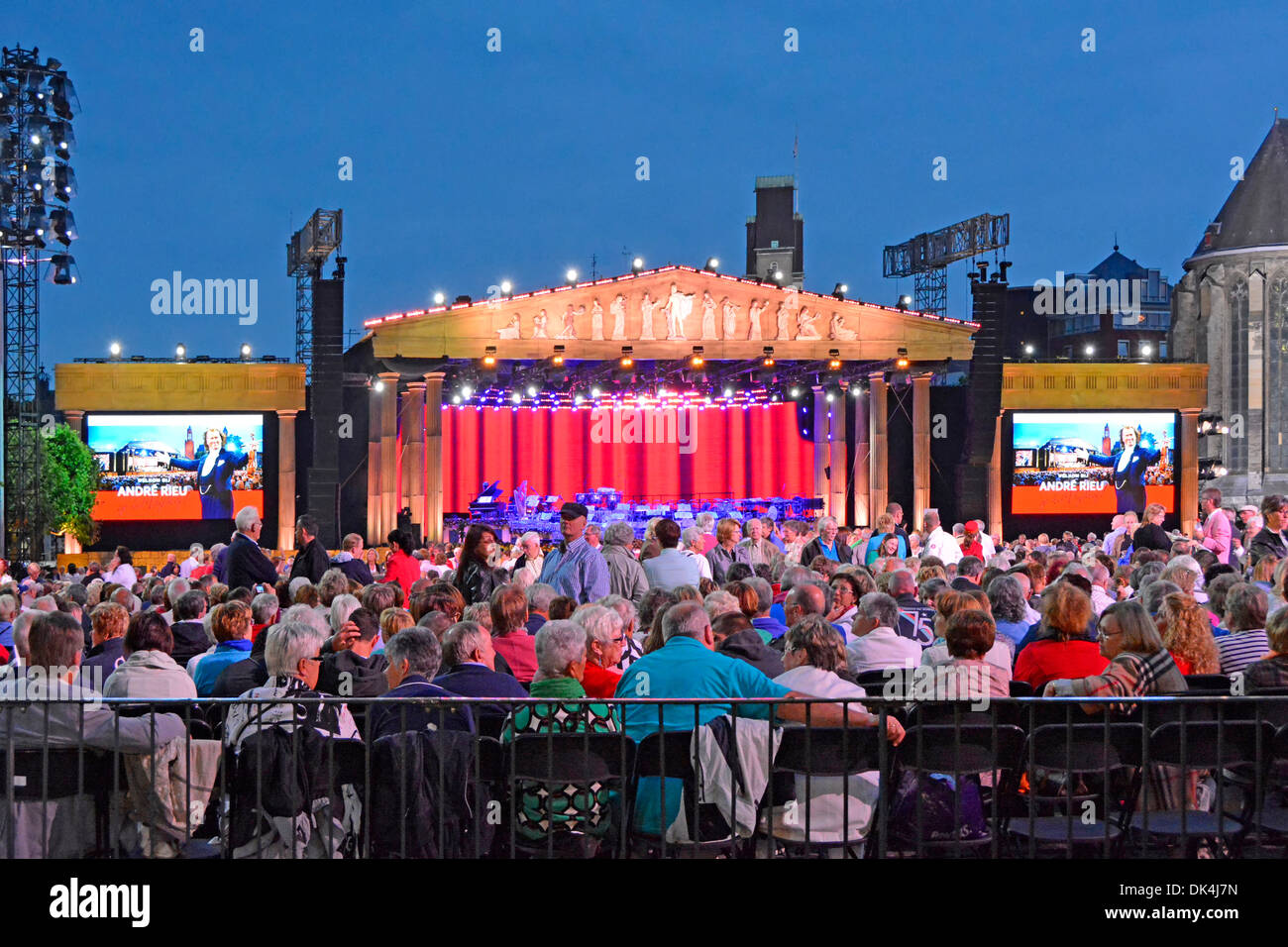 Maastricht Vrijthof Square André Rieu Musikkonzertintervall Juli warme Sommerdämmerung Abend temporäre Bühnenplätze für Fans in Limburg Niederlande EU Stockfoto