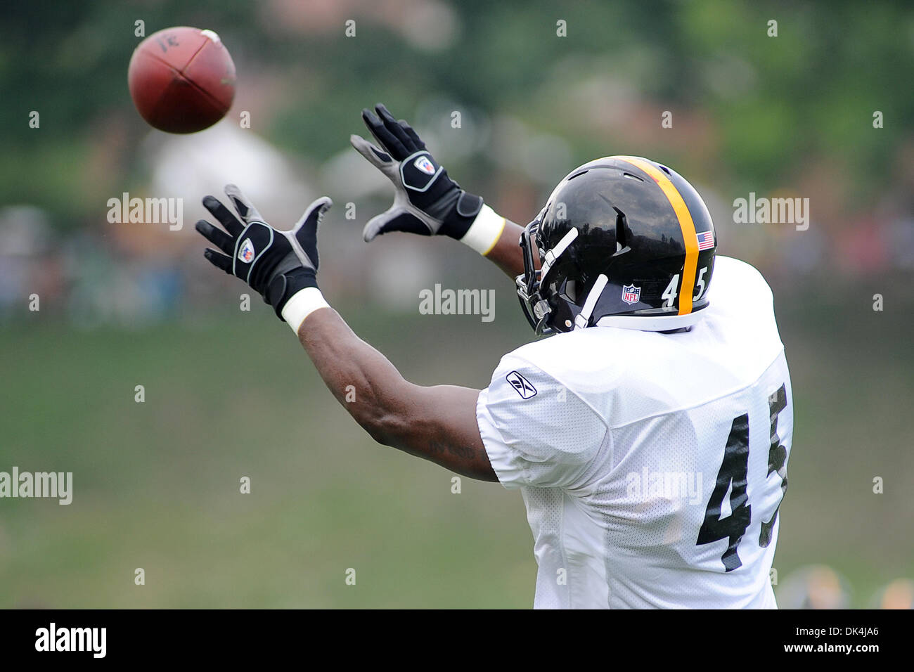 6. April 2011 - greift Latrobe, PENNSYLVANNIA, US - Pittsburgh Steelers-Tight-End Jamie McCoy (45) sich einen Pass während des Trainingslagers am St. Vincent College in Latrobe, Pennsylvania. (Kredit-Bild: © Dean Beattie/Southcreek Global/ZUMAPRESS.com) Stockfoto