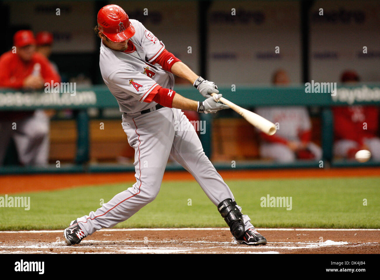 6. April 2011 - Kontakt St. Petersburg, Florida, USA - Los Angeles Angels dritte Baseman macht Brandon Wood (3) während an bat während des Spiels am Tropicana Field. (Kredit-Bild: © Lukas Johnson/Southcreek Global/ZUMApress.com) Stockfoto