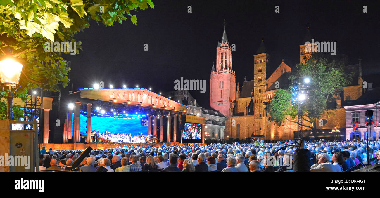 Maastricht Vrijthof Square voller Haus Publikum André Rieu spielt Sommerabendmusik Konzert blaue Flutlichter und zwei Flutlichter historische Kirchen EU Stockfoto