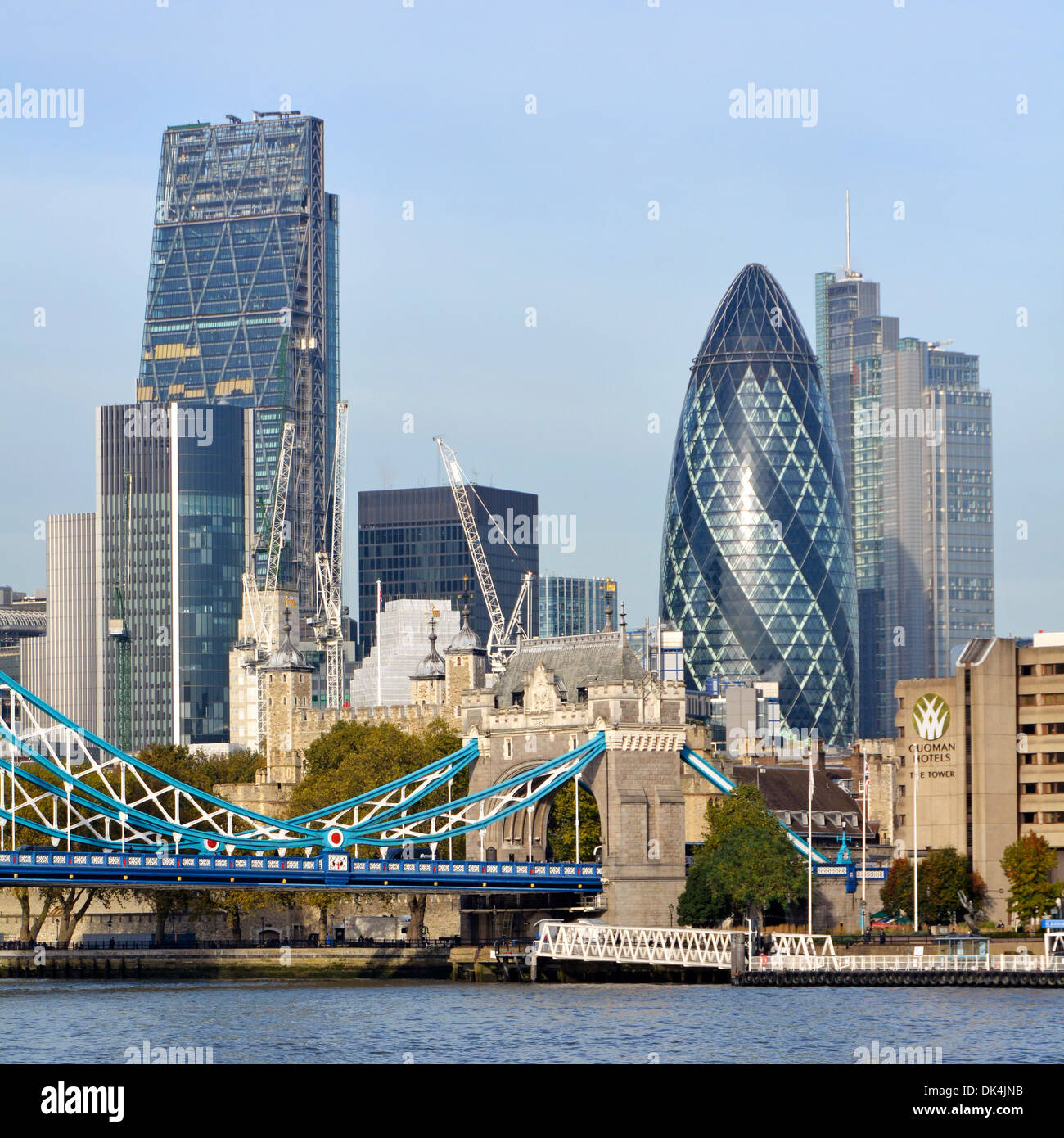 Skyline von London mit neuem Cheesegrater Wolkenkratzer-Wahrzeichen, das sich über dem Gherkin-Gebäude im Square Mile Finanzviertel England UK erhebt Stockfoto