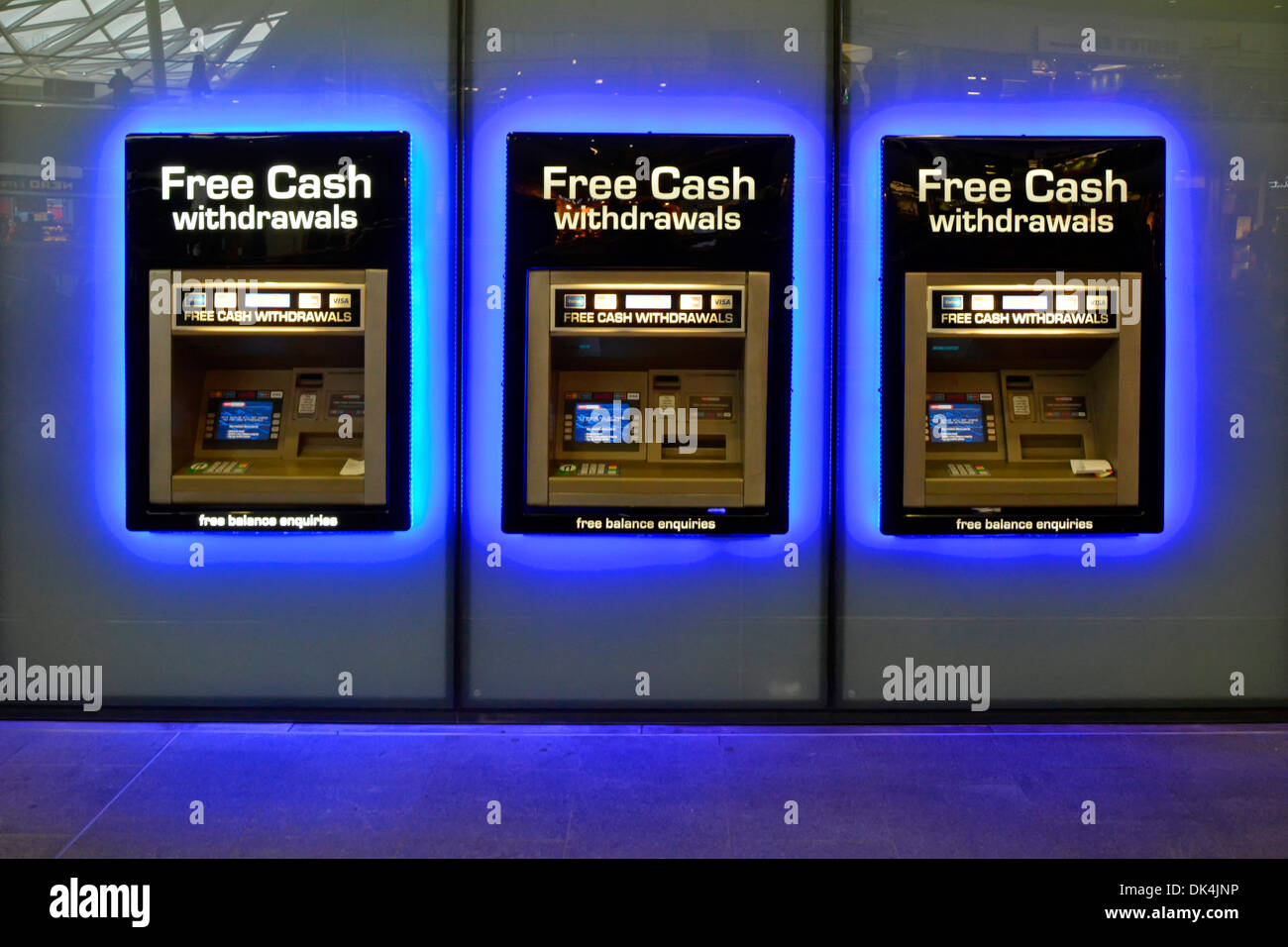 Blaue Beleuchtung am Bahnhof um die Reihe des geldautomaten In der Wand Geldspender Geldautomaten Kings Cross Zug Bahnhof London England Stockfoto