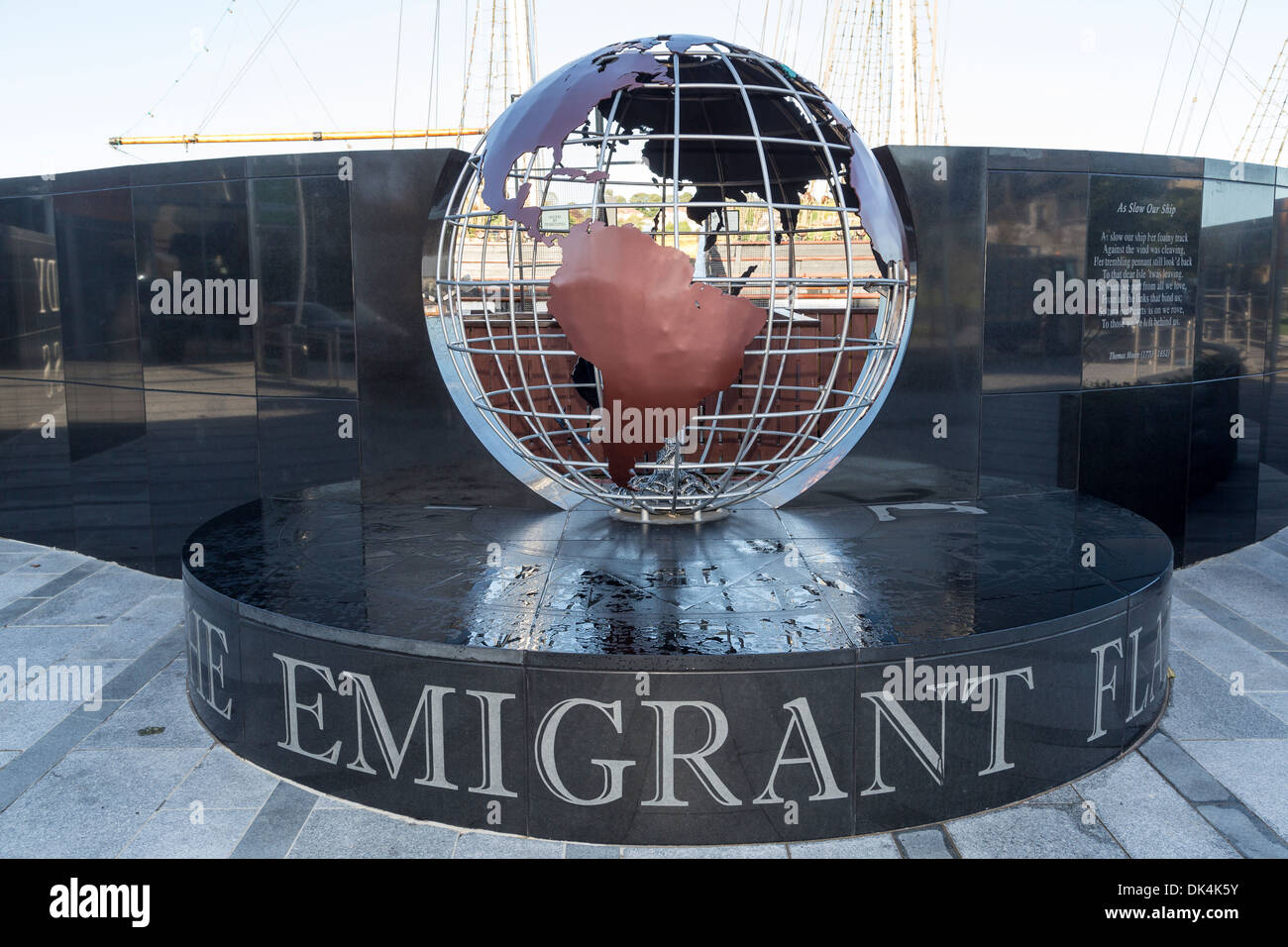 Der Emigrant Flamme Memorial und Schiff, New Ross, Co. Wexford, Irland Stockfoto