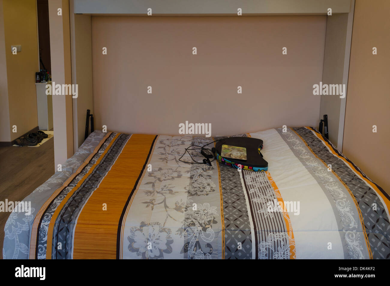 Blick vom modernen Schlafzimmer mit Mechanismus für Bett machen einen Wandschrank Stockfoto