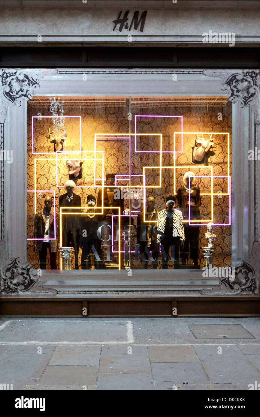 H & M Kleidung Shop Winter Schaufenster Stockfotografie - Alamy