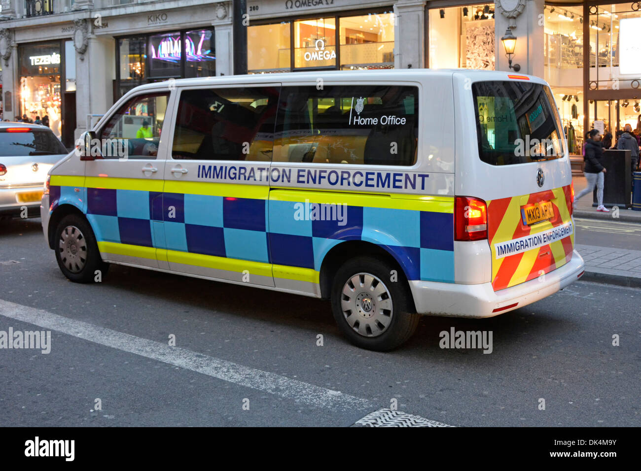Straßenszene Britische Regierung Innenministerium Immigration Enforcement People Carrier Van in Regent Street West End von London England Großbritannien Stockfoto