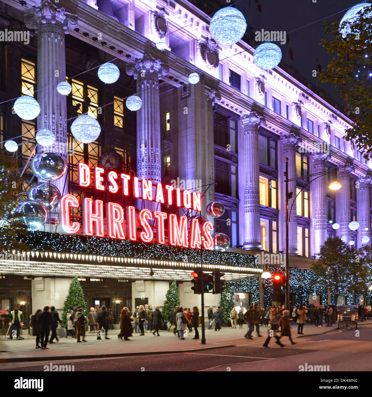 Käufer und Weihnachtsbeleuchtung & Dekorationen im Kaufhaus Selfridges Haupteingang Oxford Street West End London England Großbritannien Stockfoto