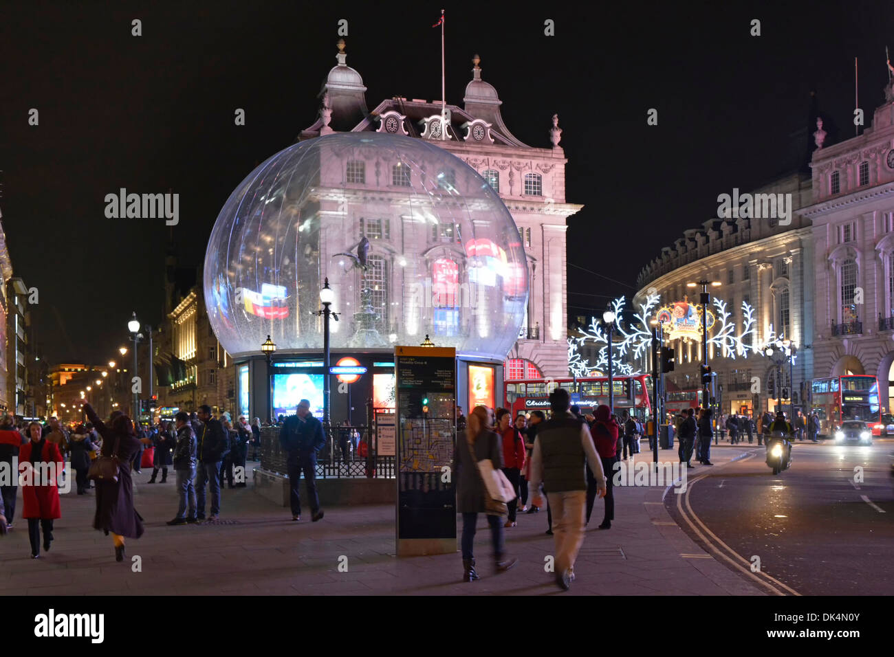 Piccadilly Circus mit Eros-Statue eingesponnen in einer großen Schnee Kugel Blase zu Weihnachten als Anti Vandalismus Maßnahme Stockfoto