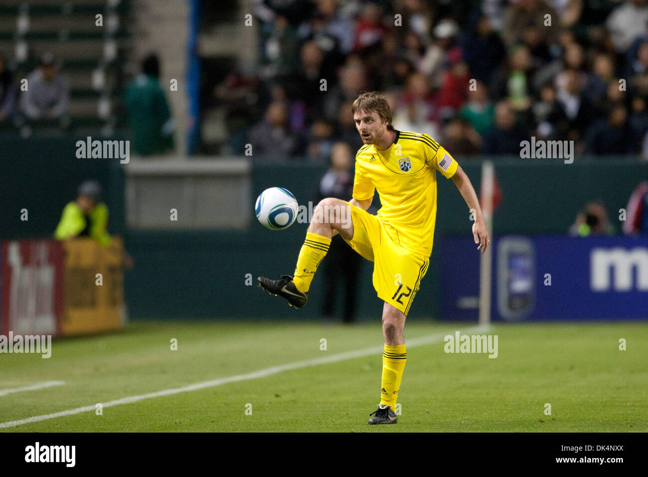 9. April 2011 - Carson, Kalifornien, USA - Columbus Crew Mittelfeldspieler Eddie Gaven #12 in Aktion während der Major League Soccer Spiel zwischen Columbus Crew und Chivas USA im Home Depot Center. Chivas USA und die Columbus Crew fuhr fort, um mit dem Ergebnis 0: 0 zu zeichnen. (Kredit-Bild: © Brandon Parry/Southcreek Global/ZUMAPRESS.com) Stockfoto