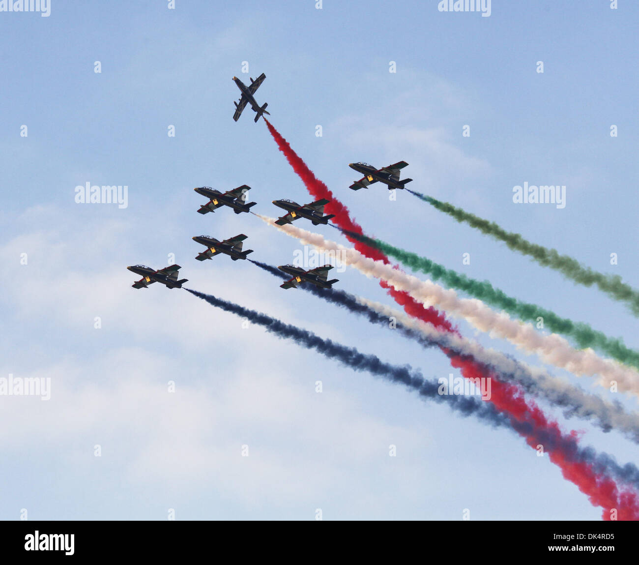 Abu Dhabi. 2. Dezember 2013. Mitglieder der Al Fursan oder die Ritter, die Vereinigten Arabischen Emirate Display-Kunstflugstaffel durchführen während einer militärischen Show präsentiert durch die Streitkräfte der VAE die 42. Nationalfeiertag der VAE in Abu Dhabi, VAE, 2. Dezember 2013 feiern. (Xinhua/eine Jiang) Stockfoto