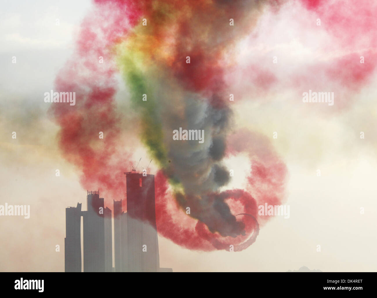 Abu Dhabi. 2. Dezember 2013. Mitglieder der Al Fursan oder die Ritter, die Vereinigten Arabischen Emirate Display-Kunstflugstaffel durchführen während einer militärischen Show präsentiert durch die Streitkräfte der VAE die 42. Nationalfeiertag der VAE in Abu Dhabi, VAE, 2. Dezember 2013 feiern. (Xinhua/eine Jiang) Stockfoto