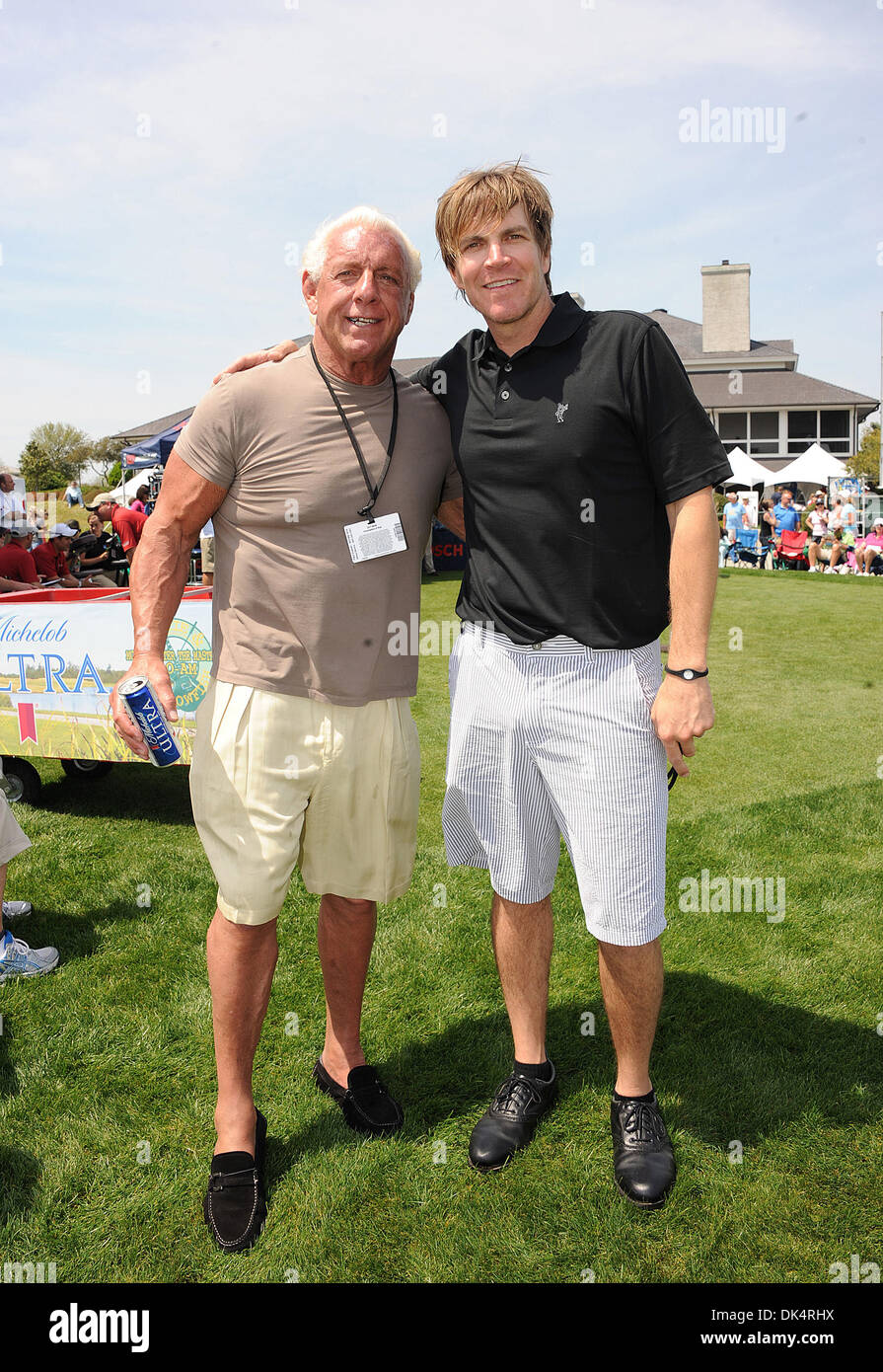 11. April 2011 - Myrtle Beach, South Carolina; USA - Musiker JACK INGRAM und Wrestler RIC FLAIR nehmen einen Moment Zeit für ein Foto zu posieren, wie sie beteiligt sich an der 17. jährliche Montag nach The Masters Promi pro-am-Golfturnier, die im Barefoot Landing Golf Resort liegt in Myrtle Beach stattfand.  Copyright 2011 Jason Moore. (Kredit-Bild: © Jason Moore/ZUMAPRESS.com) Stockfoto