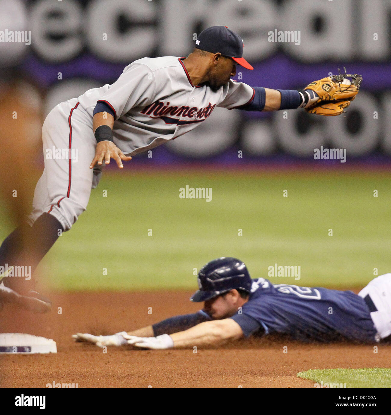 16. April 2011 - St. Petersburg, FL, USA - SP_335893_FOUN_RAYS_6.EDMUND D. Brunnen | Zeiten. (16.04.2011 Tampa) Minnesota Twins Shortstop Alexi Casilla geht in der Luft versucht, einen Tag auf der Tampa Bay Rays Recht Fielder Matt Joyce zu machen, nachdem er ein Doppelzimmer im 4. Inning schlug. Die Tampa Bay Rays gespielt der Minnesota Twins am 16. April 2011 im Tropicana Field in St. Petersburg.   [EDMUND D. Stockfoto