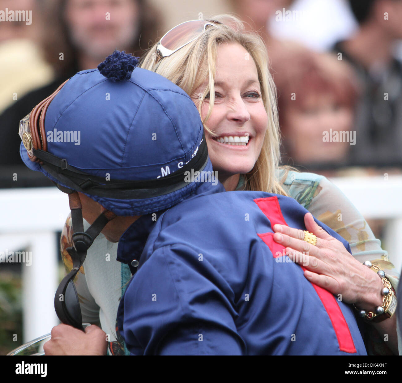 20. Juli 2011 - Del Mar, Kalifornien, bekommt USA - Jockey MIKE SMITH eine Umarmung von BO DEREK Smith gewann das achte Rennen auf der Rennstrecke Del Mar am Mittwoch.  (Kredit-Bild: © Hayne Palmour IV/North County Times/ZUMAPRESS.com) Stockfoto