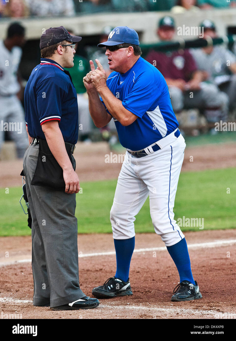 19. Juli 2011 - zeigt Fort Worth, Texas, USA - The Fort Worth Katzen Manager, Stan Hough, seinen Unmut über einen Anruf mit der Home-Plate Umpire, Shaylor Smith, während der American Association der Independent Professional Baseball Spiel zwischen Gary Southshore Railcats und den Fort Worth Katzen auf dem historischen LaGrave-Baseball-Feld in Fort Worth, Tx. Gary Southshore Niederlagen Fort Wo Stockfoto
