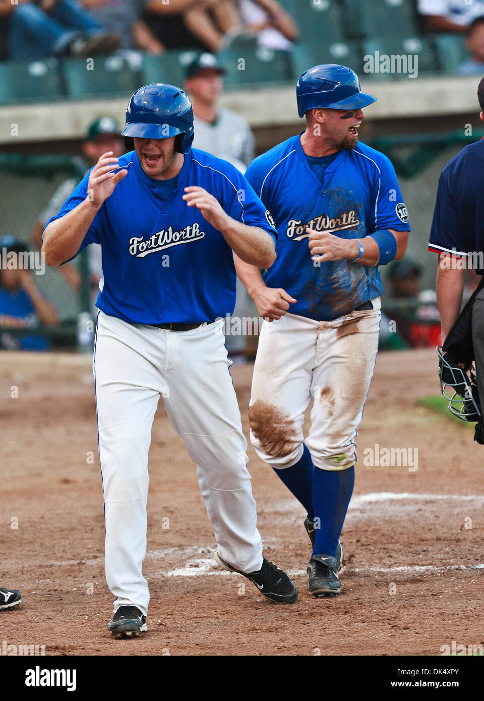 19. Juli 2011 - Fort Worth, Texas, USA - Fort Worth Katzen Infielder Trent Lockwood (9) und Fort Worth Katzen 1. Baseman John Allen (30) zeigen ihren Unmut auf einen Anruf von der Hauptplatte Schiedsrichter während der American Association der Independent Professional Baseball Spiel zwischen Gary Southshore Railcats und den Fort Worth Katzen auf dem historischen LaGrave-Baseball-Feld in Fort Worth , Tx Stockfoto