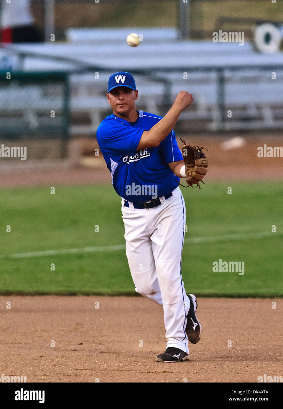 19. Juli 2011 - Fort Worth, Texas, USA - Fort Worth Katzen Infielder Butch Ballez (29) in Aktion während der amerikanischen Vereinigung der Independent Professional Baseball Spiel zwischen Gary Southshore Railcats und Fort Worth Katzen auf dem historischen LaGrave-Baseball-Feld in Fort Worth, Tx. Gary Southshore Niederlagen Fort Worth 7 bis 3. (Kredit-Bild: © Dan Wozniak/Southcreek Global/ZUMAPR Stockfoto