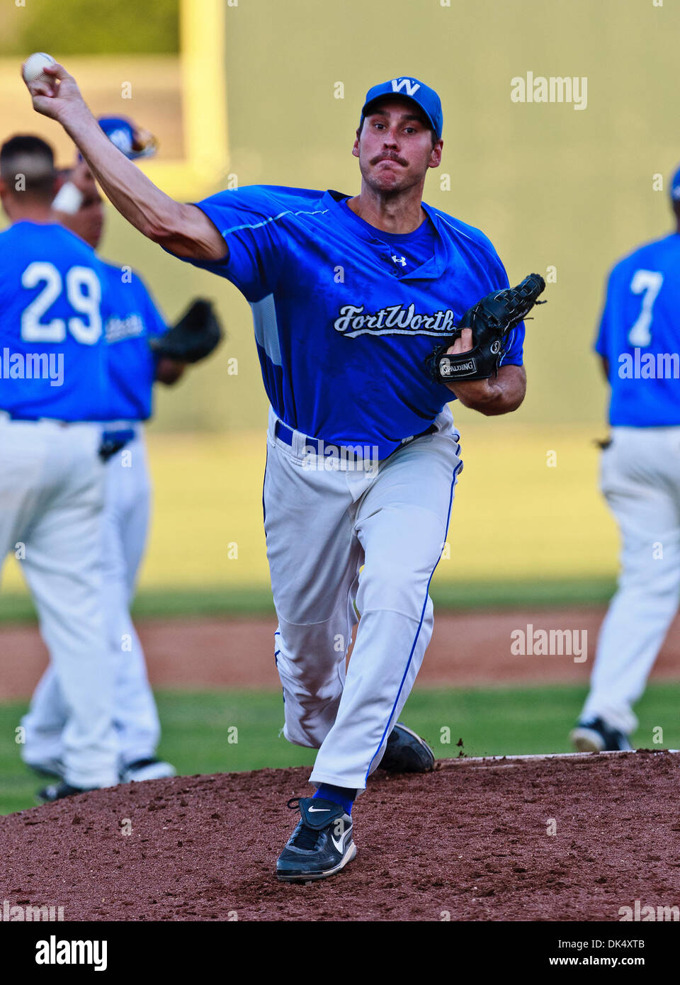 19. Juli 2011 - Fort Worth, Texas, USA - Fort Worth Katzen Krug Phillip Bartleski (35) in Aktion während der amerikanischen Vereinigung der Independent Professional Baseball Spiel zwischen Gary Southshore Railcats und Fort Worth Katzen auf dem historischen LaGrave-Baseball-Feld in Fort Worth, Tx. Gary Southshore Niederlagen Fort Worth 7 bis 3. (Kredit-Bild: © Dan Wozniak/Southcreek Global/ZUM Stockfoto