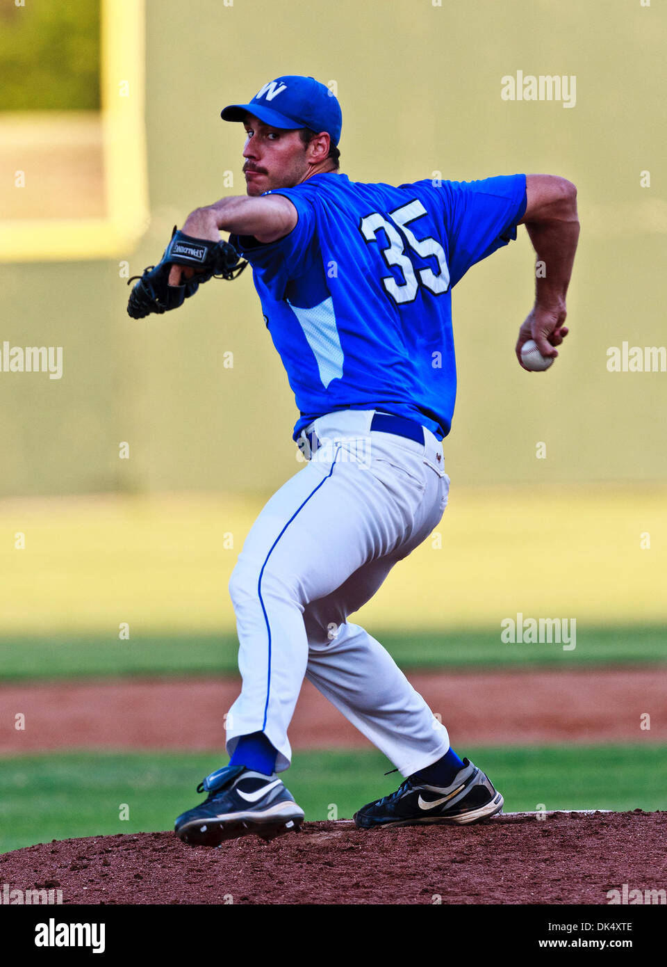19. Juli 2011 - Fort Worth, Texas, USA - Fort Worth Katzen Krug Phillip Bartleski (35) in Aktion während der amerikanischen Vereinigung der Independent Professional Baseball Spiel zwischen Gary Southshore Railcats und Fort Worth Katzen auf dem historischen LaGrave-Baseball-Feld in Fort Worth, Tx. Gary Southshore Niederlagen Fort Worth 7 bis 3. (Kredit-Bild: © Dan Wozniak/Southcreek Global/ZUM Stockfoto
