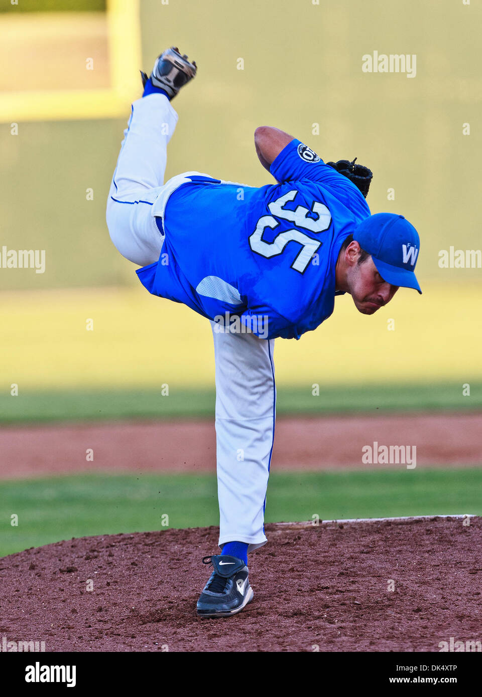 19. Juli 2011 - Fort Worth, Texas, USA - Fort Worth Katzen Krug Phillip Bartleski (35) in Aktion während der amerikanischen Vereinigung der Independent Professional Baseball Spiel zwischen Gary Southshore Railcats und Fort Worth Katzen auf dem historischen LaGrave-Baseball-Feld in Fort Worth, Tx. Gary Southshore Niederlagen Fort Worth 7 bis 3. (Kredit-Bild: © Dan Wozniak/Southcreek Global/ZUM Stockfoto