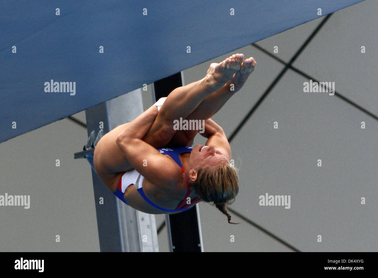 20. Juli 2011 - Shanghai, China - Bretagne VIOLA der Vereinigten Staaten nimmt einen Tauchgang während der vorherigen Runde der Frauen 10-Meter-Plattform Konkurrenz bei den FINA-Weltmeisterschaften in Shanghai. (Kredit-Bild: © Jeremy Breningstall/ZUMAPRESS.com) Stockfoto