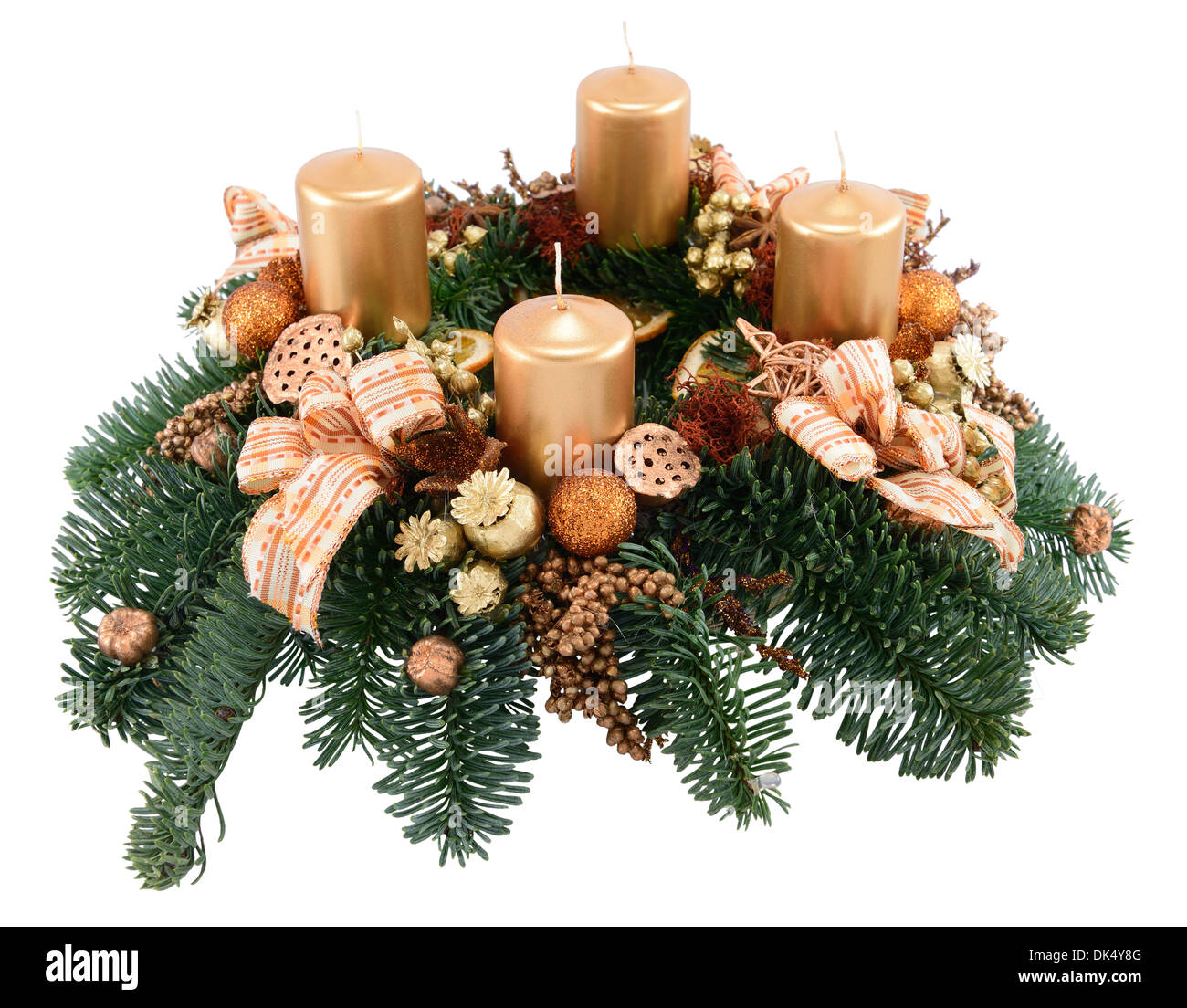 Adventskranz mit vier Kerzen, die isoliert auf weiss Stockfotografie - Alamy